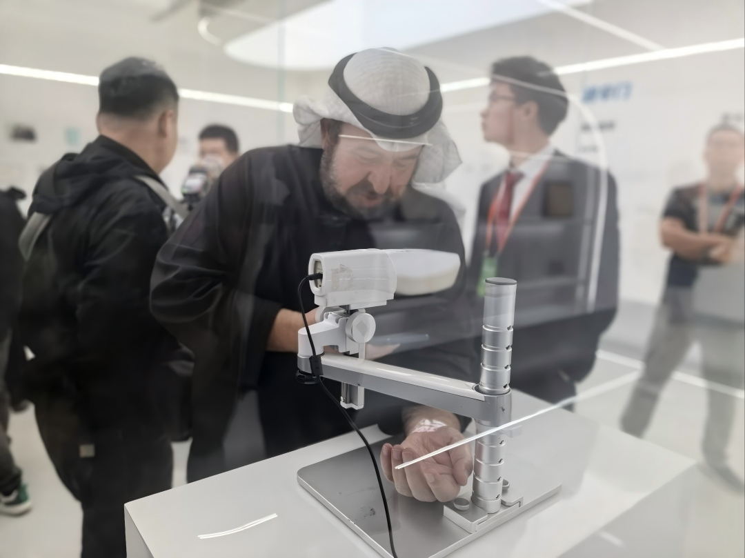 Vivolight Medical recibe a una delegación internacional de alcaldes durante el Diálogo Mundial de Alcaldes en Xi'an.